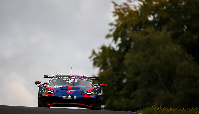 Max Verstappen und Teamkollege Christopher Lulham fuhren in ihrem Ferrari 296 GT3 von Emil Frey Racing schon früh ein relativ einsames Rennen an der Spitze des NLS-Feldes.