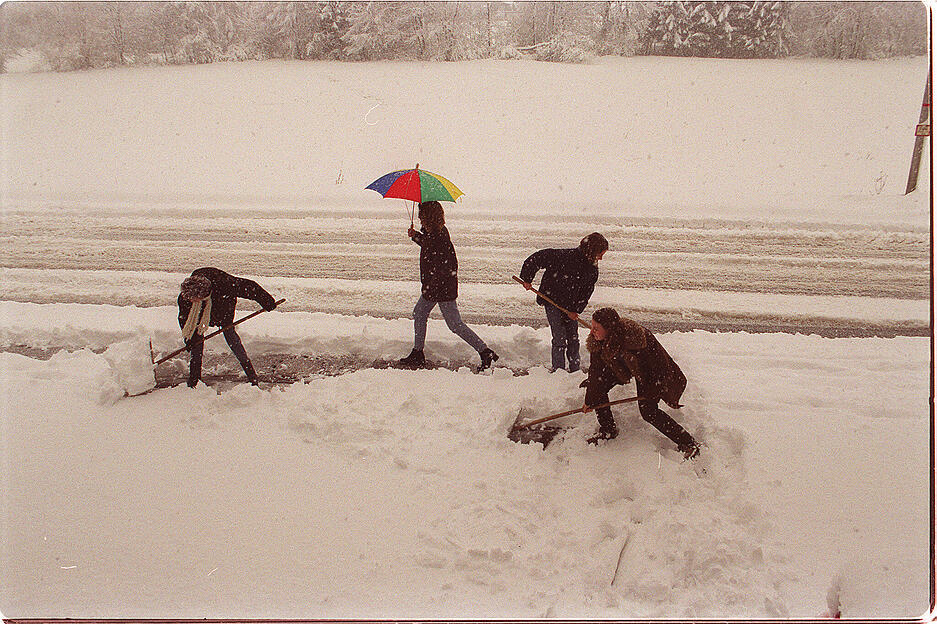Im selben Jahr (1999) mussten auch Straßen und Gehwege vom Schnee befreit werden.