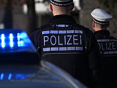Polizisten haben 19 Wohnungen im Kreis Karlsruhe und im Landkreis Heilbronn sowie im Enzkreis durchsucht und Waffen gefunden. (Symbolbild)