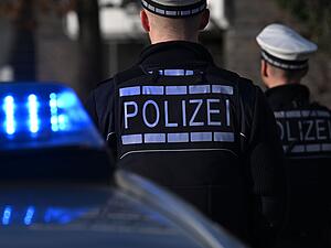 Polizisten haben 19 Wohnungen im Kreis Karlsruhe und im Landkreis Heilbronn sowie im Enzkreis durchsucht und Waffen gefunden. (Symbolbild)