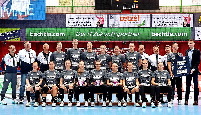 Vor dem Spiel gegen die HSG Blomberg-Lippe überreichte Sportredakteur Nils Buchmann (rechts) Neckarsulms Spielführerin Munia Smits am vergangenen Sonntag symbolisch die neuen Aufwärmshirts. Vor dem Spiel gegen die HSG Blomberg-Lippe überreichte Sportredakteur Nils Buchmann (rechts) Neckarsulms Spielführerin Munia Smits am vergangenen Sonntag symbolisch die neuen Aufwärmshirts.