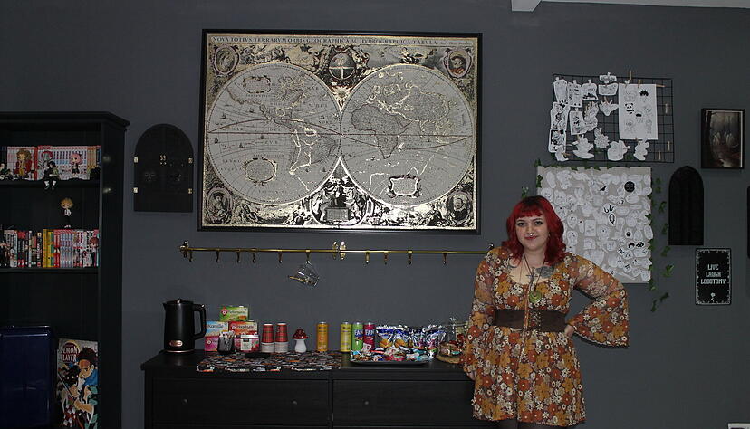 Snacks f&uuml;r den Blutzucker, Zuk&uuml;nftige Tattoo-Motive an der Wand und Mangas f&uuml;r die Kunden &ndash; Mina Ferrarese dr&uuml;ckt dem Studio ihren Stempel auf.