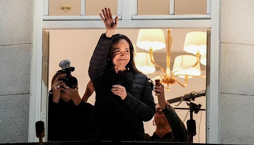 Machado in der Nacht auf dem Hotelbalkon im Zentrum von Oslo. Machado in der Nacht auf dem Hotelbalkon im Zentrum von Oslo.