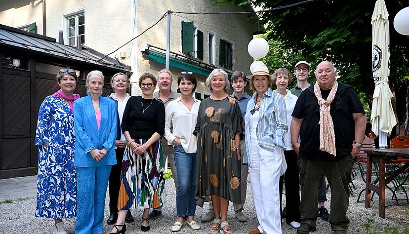 Cast und Crew der Serie «Um Himmels Willen» kamen noch einmal in München zusammen. Cast und Crew der Serie «Um Himmels Willen» kamen noch einmal in München zusammen.