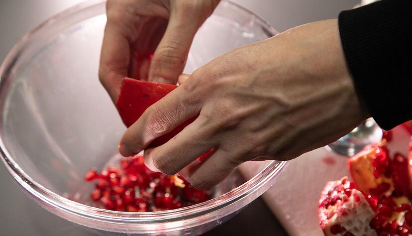 Fazit: Mit den Fingern lassen sich die Granatapfelkerne leicht lösen. Fazit: Mit den Fingern lassen sich die Granatapfelkerne leicht lösen.