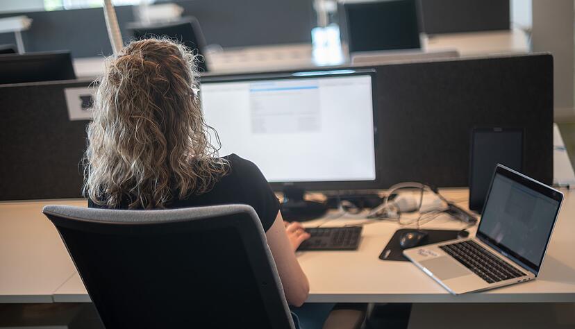 Geradesitzen am Schreibtisch kann eine ganz sch&ouml;ne Herausforderung sein. Die App Posturr will dabei helfen.