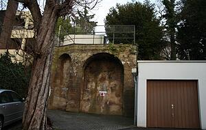 Im Stadtinnern schützten sich die Menschen vor allem in den Kellern vor den Bomben. Außerhalb gab es auch Stollen. Der Eingang zum Stollen in der Gutenbergstraße lag hinter dieser Mauer an der Oststraße. Im Stadtinnern schützten sich die Menschen vor allem in den Kellern vor den Bomben. Außerhalb gab es auch Stollen. Der Eingang zum Stollen in der Gutenbergstraße lag hinter dieser Mauer an der Oststraße.