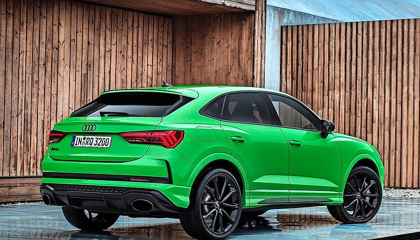 Nicht nur wegen der Farbe Kyalamigr&uuml;n f&auml;llt der RS Q3 Sportback auf. Auch Schweller, Sch&uuml;rzen und die 21-Z&ouml;ller sowie die dicken Endrohre machen was her.
Foto: Audi