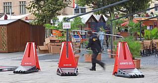 Solche Poller versperrten die Zufahrt zum Weindorf, beim Heilbronner Weihnachtsmarkt kommen sie erneut zum Einsatz.