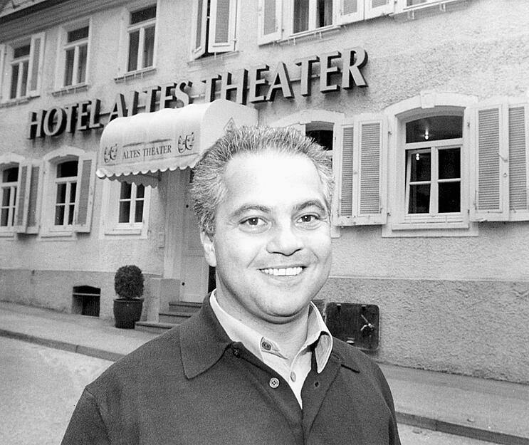 Im Sommer 1992 kauft der Heilbronner Bora Tuncer die vom Verfall bedrohte Immobilie und renoviert sie aufwendig. Am 27. Oktober 1993 startet das Alte Theater als Spielstätte, die Varieté, Kabarett und Musik mit Gastronomie und Hotelbetrieb kombiniert. Im Sommer 1992 kauft der Heilbronner Bora Tuncer die vom Verfall bedrohte Immobilie und renoviert sie aufwendig. Am 27. Oktober 1993 startet das Alte Theater als Spielstätte, die Varieté, Kabarett und Musik mit Gastronomie und Hotelbetrieb kombiniert.