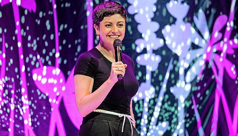 Kommt von gehypten Siebtr&auml;germaschinen zu Lesbenweibchen im Baumarkt: Comedienne Tahnee am Sonntagabend in der Harmonie.