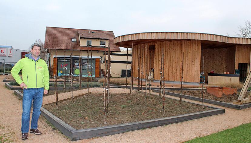 Hier empfängt die Stadt ab 20. Mai ihre Gäste: Bürgermeister Peter Thalmann, Betriebsleiter der Gartenschau Eppingen 2022, freut sich, dass die Vorbereitungen für die Großveranstaltung jetzt auf die Zielgerade gehen.
Fotos: Jörg Kühl Hier empfängt die Stadt ab 20. Mai ihre Gäste: Bürgermeister Peter Thalmann, Betriebsleiter der Gartenschau Eppingen 2022, freut sich, dass die Vorbereitungen für die Großveranstaltung jetzt auf die Zielgerade gehen.
Fotos: Jörg Kühl