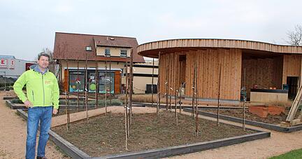 Hier empfängt die Stadt ab 20. Mai ihre Gäste: Bürgermeister Peter Thalmann, Betriebsleiter der Gartenschau Eppingen 2022, freut sich, dass die Vorbereitungen für die Großveranstaltung jetzt auf die Zielgerade gehen.
Fotos: Jörg Kühl Hier empfängt die Stadt ab 20. Mai ihre Gäste: Bürgermeister Peter Thalmann, Betriebsleiter der Gartenschau Eppingen 2022, freut sich, dass die Vorbereitungen für die Großveranstaltung jetzt auf die Zielgerade gehen.
Fotos: Jörg Kühl