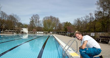 Die Becken im Freibad Neckarhalde sind gefüllt. Betriebsleiter Michael Heck überprüft die Wasserqualität und die Temperatur.
Fotos: Andreas Veigel