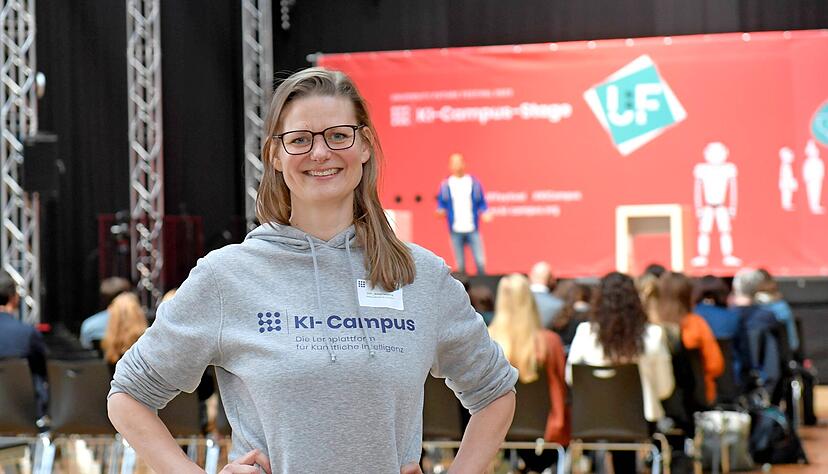 Britta Leusing in der Maschinenfabrik. Veranstalter sind das Hochschulforum Digitalisierung, die Stiftung Innovation in der Hochschullehre und der KI-Campus. Britta Leusing in der Maschinenfabrik. Veranstalter sind das Hochschulforum Digitalisierung, die Stiftung Innovation in der Hochschullehre und der KI-Campus.