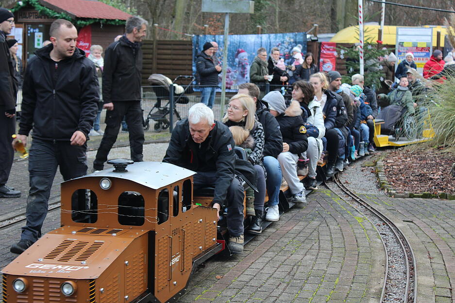 Die Dampfbahn ist auf dem Weihnachtsmarkt in Friedrichsruhe das Highlight &ndash; vor allem f&uuml;r die kleinen Besucher.