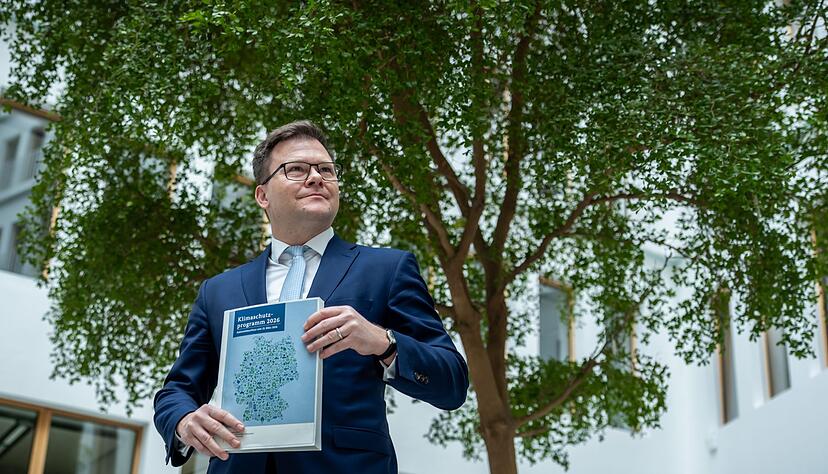 Umweltminister Carsten Schneider (SPD) sieht das neue Klimaschutzprogramm als Fortschritt - steckt aber auch reichlich Kritik daf&uuml;r ein.