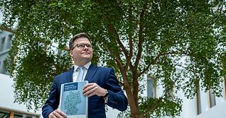 Umweltminister Carsten Schneider (SPD) sieht das neue Klimaschutzprogramm als Fortschritt - steckt aber auch reichlich Kritik daf&uuml;r ein.