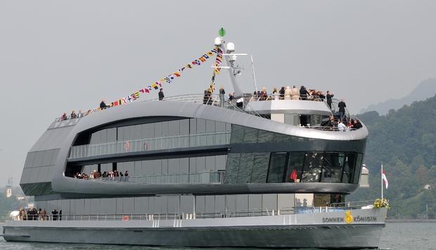 Die unter österreichischer Flagge fahrende "MS Sonnenkönigin" verlässt am Donnerstag (18.09.2008) den Heimathafen Bregenz (Vorarlberg) auf ihrer Jungfernfahrt zur Schiffstaufe nach Friedrichshafen (Bodenseekreis). Die Sonnenkönigin, Besitzer ist eine deutscher Unternehmer, ist mit fast 70 Metern Länge das größte Schiff, das jemals auf dem Bodensee fuhr. Bis zu 1000 Passagiere können auf dem als "Eventschiff" bezeichnetem Boot transportiert werden. Foto: Stefan Puchner dpa/lsw +++(c) dpa - Bildfunk+++ Die unter österreichischer Flagge fahrende "MS Sonnenkönigin" verlässt am Donnerstag (18.09.2008) den Heimathafen Bregenz (Vorarlberg) auf ihrer Jungfernfahrt zur Schiffstaufe nach Friedrichshafen (Bodenseekreis). Die Sonnenkönigin, Besitzer ist eine deutscher Unternehmer, ist mit fast 70 Metern Länge das größte Schiff, das jemals auf dem Bodensee fuhr. Bis zu 1000 Passagiere können auf dem als "Eventschiff" bezeichnetem Boot transportiert werden. Foto: Stefan Puchner dpa/lsw +++(c) dpa - Bildfunk+++