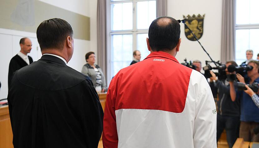 Der 48-jährige Angeklagte (r) steht wegen erpresserischen Menschenraubes vor Gericht. Im Juni 2015 soll er den damals 50-jährigen, behinderten Sohn des baden-württembergischen Unternehmers im hessischen Schlitz entführt und drei Millionen Euro Lösegeld gefordert haben. Der 48-jährige Angeklagte (r) steht wegen erpresserischen Menschenraubes vor Gericht. Im Juni 2015 soll er den damals 50-jährigen, behinderten Sohn des baden-württembergischen Unternehmers im hessischen Schlitz entführt und drei Millionen Euro Lösegeld gefordert haben.