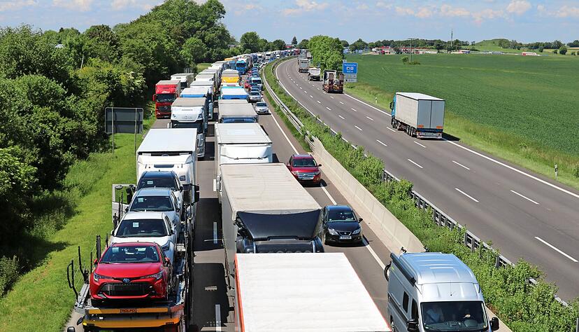 So sieht es auf der A6 häufig aus. Die Straße ist dicht, lange Wartezeiten nerven die Autofahrer.
Foto: Archiv/Reichert