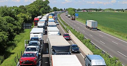 So sieht es auf der A6 häufig aus. Die Straße ist dicht, lange Wartezeiten nerven die Autofahrer.
Foto: Archiv/Reichert So sieht es auf der A6 häufig aus. Die Straße ist dicht, lange Wartezeiten nerven die Autofahrer.
Foto: Archiv/Reichert