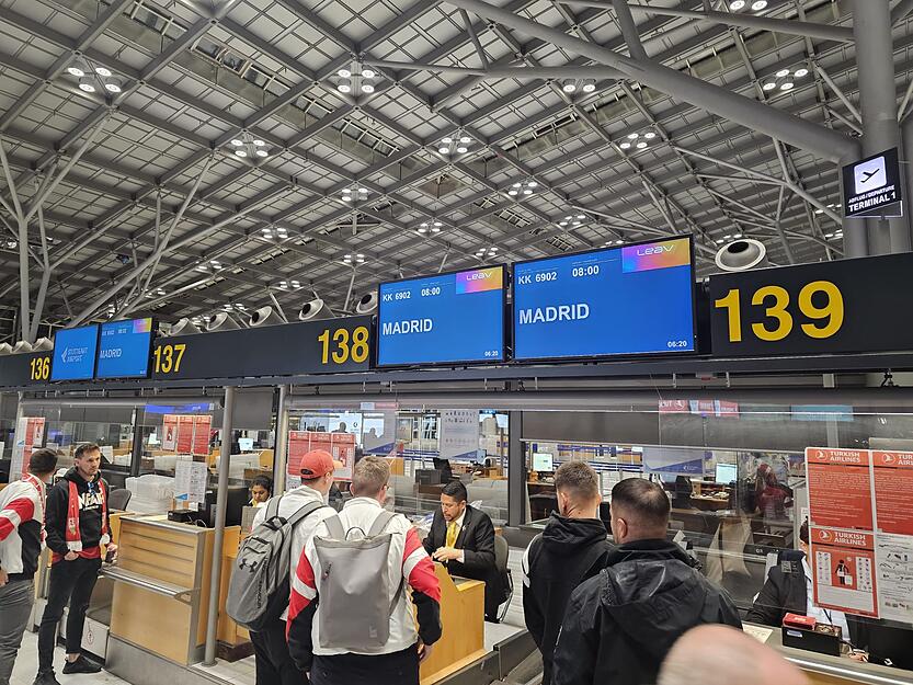 Der Flughafen in Stuttgart war fest in der Hand der VfB-Fans.