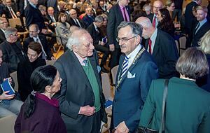Der Präsident der TU München, Wolfgang Herrmann (rechts) im Gespräch mit Reinhold Würth und dessen Gattin, "Ehrenbürgerin der TU München", Carmen Würth. Der Präsident der TU München, Wolfgang Herrmann (rechts) im Gespräch mit Reinhold Würth und dessen Gattin, "Ehrenbürgerin der TU München", Carmen Würth.