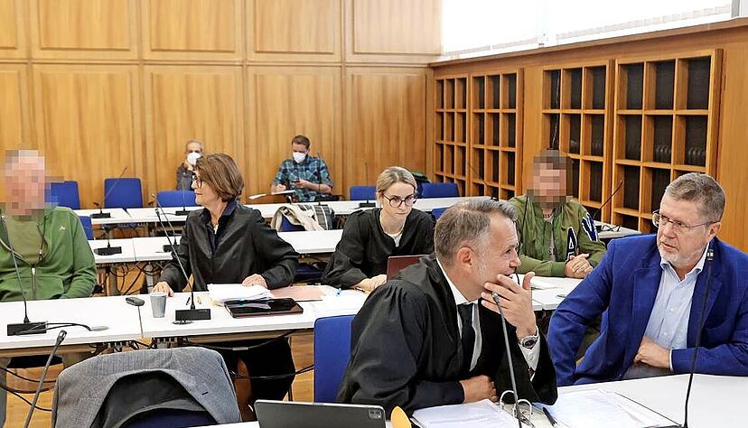 Prozessbeginn im Oktober: Löwensteins Bürgermeister Klaus Schifferer (rechts) war wegen Vorteilsnahme vor dem Landgericht Heilbronn angeklagt.
Foto: Archiv/Seidel Prozessbeginn im Oktober: Löwensteins Bürgermeister Klaus Schifferer (rechts) war wegen Vorteilsnahme vor dem Landgericht Heilbronn angeklagt.
Foto: Archiv/Seidel