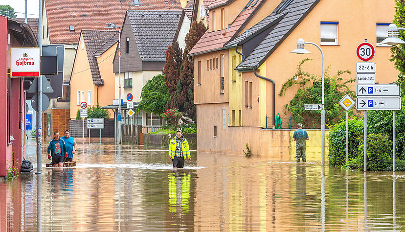 So sah es in Lauffen Anfang Juni aus, als der Neckar über die Ufer trat und die Ortsdurchfahrt am Kiesplatz überschwemmte. Auch zahlreiche Häuser wurden vom Hochwasser getroffen. So sah es in Lauffen Anfang Juni aus, als der Neckar über die Ufer trat und die Ortsdurchfahrt am Kiesplatz überschwemmte. Auch zahlreiche Häuser wurden vom Hochwasser getroffen.