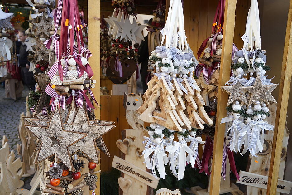 "Winter-Wunder-Weihnachtsglanz" ist das Motto des Öhringer Weihnachtsmarktes. Vom ersten bis zum dritten Adventswochenende erwarten die zahlreichen Besucher liebevolle Geschenkideen und viele Köstlichkeiten vor Ort. "Winter-Wunder-Weihnachtsglanz" ist das Motto des Öhringer Weihnachtsmarktes. Vom ersten bis zum dritten Adventswochenende erwarten die zahlreichen Besucher liebevolle Geschenkideen und viele Köstlichkeiten vor Ort.