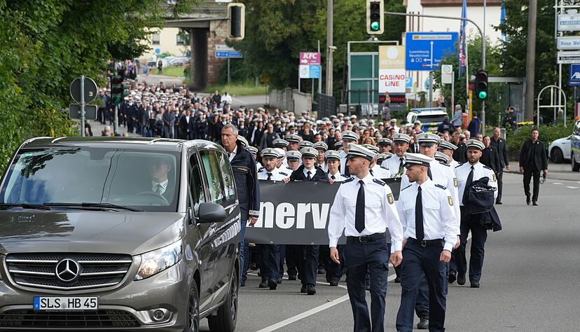 And&auml;chtig zog der Trauermarsch durch Saarlouis