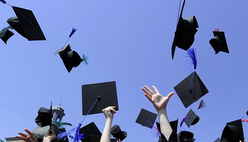 Absolventen von Universitäten und Hochschulen haben es gerade schwer auf dem Arbeitsmarkt. Absolventen von Universitäten und Hochschulen haben es gerade schwer auf dem Arbeitsmarkt.