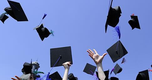 Absolventen von Universitäten und Hochschulen haben es gerade schwer auf dem Arbeitsmarkt.