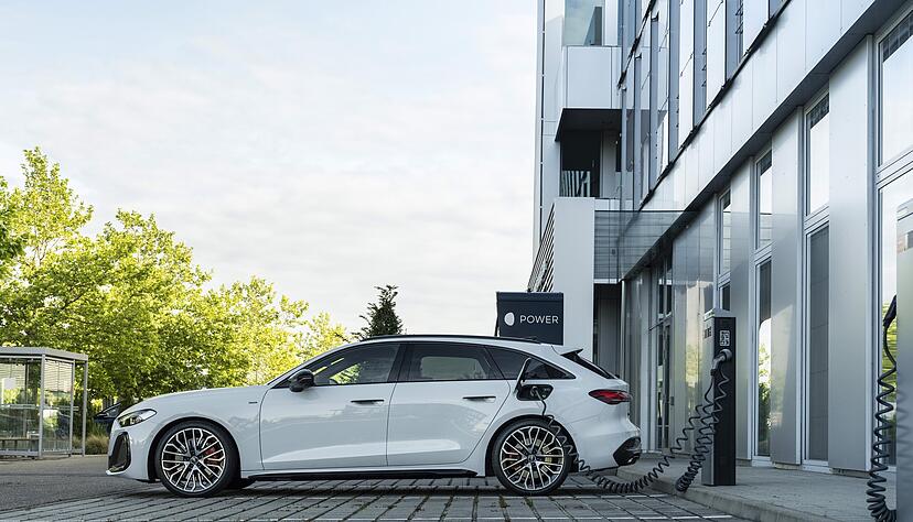 An der heimischen Wallbox oder &ouml;ffentlichen Lades&auml;ulen kann der Akku mit bis zu 11 kW bef&uuml;llt werden. Das dauert dann aber auch gut zweieinhalb Stunden.