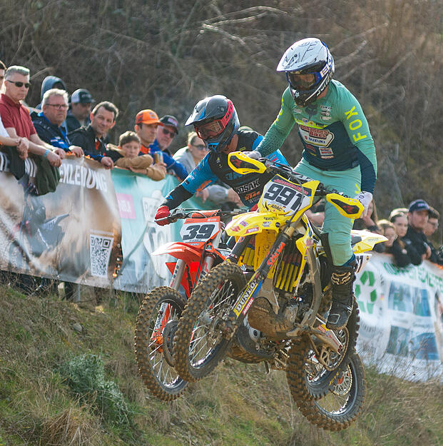 Volle Trib&uuml;nen und beste Stimmung begleiten das Motocross-Spektakel vor tausenden Zuschauern.