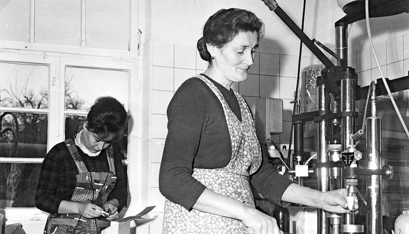 In den Anfängen von Mann & Schröder wurde noch viel manuell produziert. Auch der Frauenanteil war und ist hoch in der Firma.
Fotos: Archiv/Mann & Schröder In den Anfängen von Mann & Schröder wurde noch viel manuell produziert. Auch der Frauenanteil war und ist hoch in der Firma.
Fotos: Archiv/Mann & Schröder