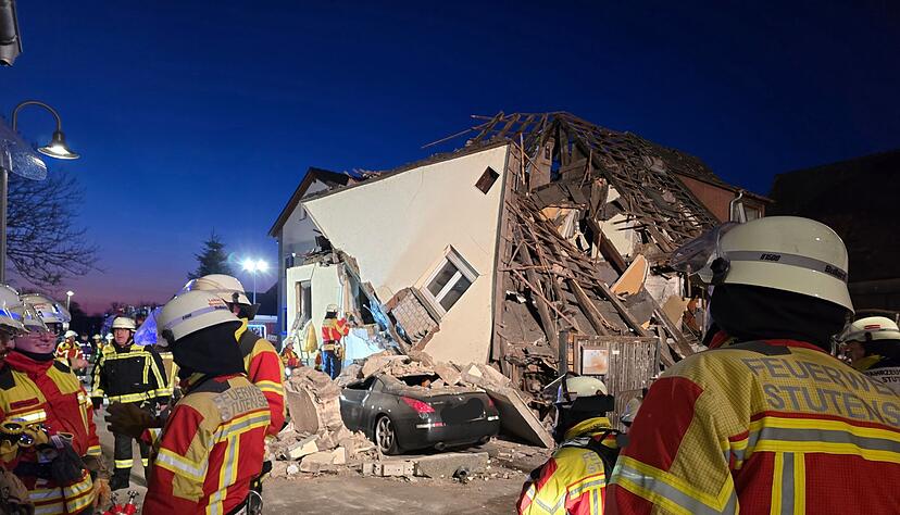 Ein Mann wurde verschüttet, nach sechs Stunden geborgen - und starb dann doch. Ein Mann wurde verschüttet, nach sechs Stunden geborgen - und starb dann doch.