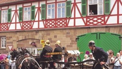 Die Handdruckspritze mit Pferdegespann aus dem Jahr 1903, die auch beim Fest-umzug 2007 dabei war, ist das älteste Gerät der Feuerwehr.Foto: Archiv/Posovszky