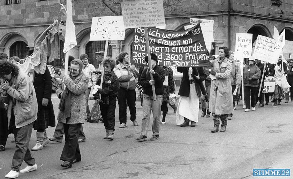 "Aufruhr. Widerstand. Wir lassen nichts in Männerhand". Mit einem zweieinhalbstündigen Protestzug vom Gewerkschaftshaus in die Heilbronner Innenstadt und zurück machen zehn Frauengruppen aus dem Unterland am Internationalen Frauzentag 1986 auf die Unterdrückung der Frau aufmerksam.