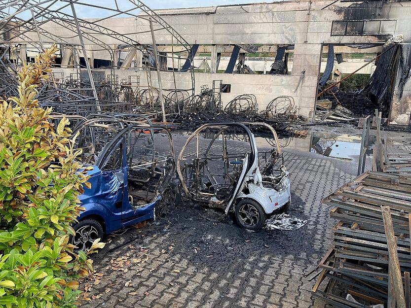 Am Morgen nach dem Großbrand bei Econelo in Lauffen wir das Ausmaß der Zerstörung sichtbar.