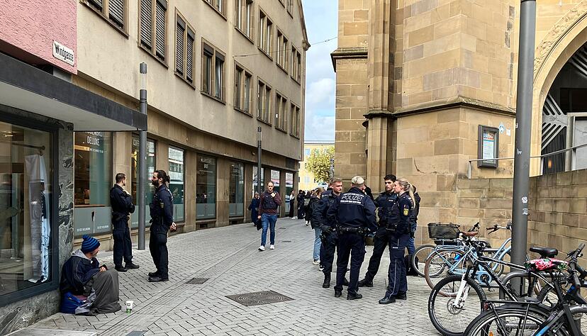 Polizisten kontrollieren die Waffenverbotszonen in der Heilbronner Innenstadt. Polizisten kontrollieren die Waffenverbotszonen in der Heilbronner Innenstadt.