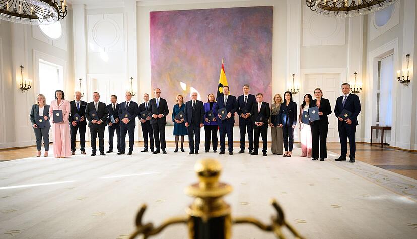 Erst erfolgte die Ernennung der Ministerinnen und Minister im Schloss Bellevue, dann ging es zum Amtseid in den Bundestag. Erst erfolgte die Ernennung der Ministerinnen und Minister im Schloss Bellevue, dann ging es zum Amtseid in den Bundestag.