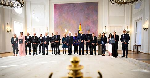 Erst erfolgte die Ernennung der Ministerinnen und Minister im Schloss Bellevue, dann ging es zum Amtseid in den Bundestag. Erst erfolgte die Ernennung der Ministerinnen und Minister im Schloss Bellevue, dann ging es zum Amtseid in den Bundestag.