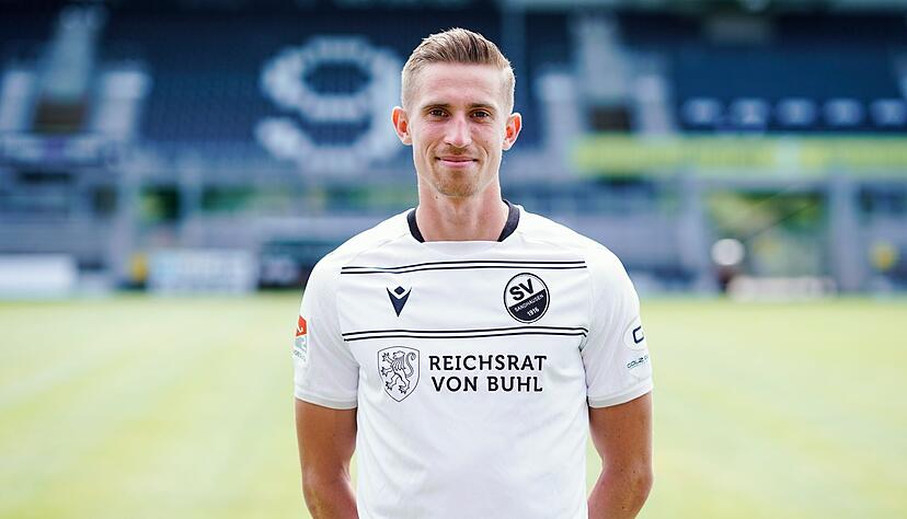 Sandhausens Arne Sicker bei einem Fototermin. Sandhausens Arne Sicker bei einem Fototermin.