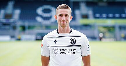 Sandhausens Arne Sicker bei einem Fototermin. Sandhausens Arne Sicker bei einem Fototermin.