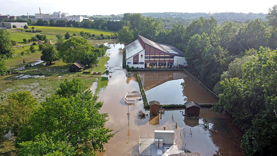 Hochwasser, Kocher und Reitanlage mit Reiterstüble bei Bad Friedrichshall - Kochendorf Hochwasser, Kocher und Reitanlage mit Reiterstüble bei Bad Friedrichshall - Kochendorf