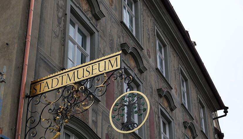 Historisches Schild am Stadtmuseum, das seit Jahren saniert wird. Das &laquo;Haus zum Cavazzen&raquo; soll im Mai 2025 wiederer&ouml;ffnet werden. (Archivfoto)