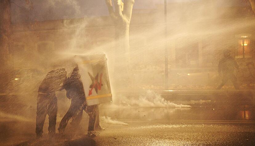 Die Ordnungskr&auml;fte setzten Tr&auml;nengas und Wasserwerfer ein.