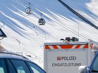 Ein Einsatzfahrzeug der Polizei steht bei der Talstation der Titlisbahnen. Im Hintergrund sind zwei Gondeln der Gondelbahn Engelberg-Titlis Express zu sehen.